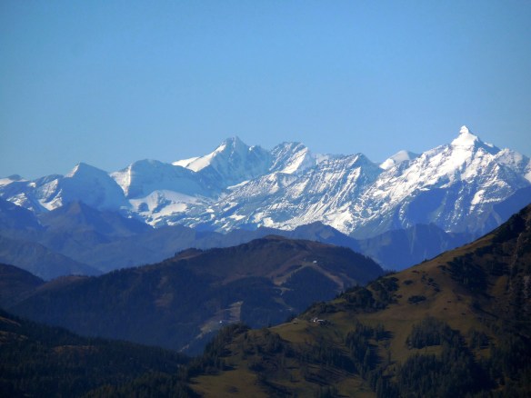 Fernblick zur Glockner-Gruppe (Wiesbachhorn, Kitzsteinhorn)