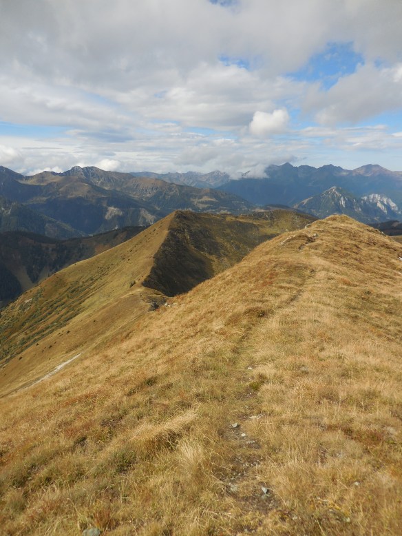 Der Gipfel des Himmelecks ist fast erreicht - Blick zurück zum Anstiegsweg (in der Bildmitte der Himmelkogel)